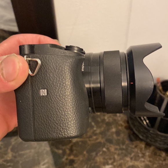 Sony 6400 optical steady shot camera - Picture 4 of 5